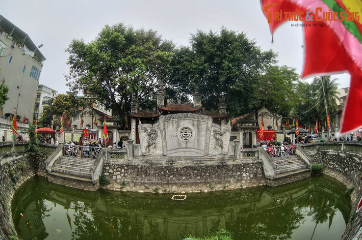 3. Đền Kim Liên nằm ở số 148 Kim Hoa, quận Đống Đa, là ngôi đền trấn giữ hướng Nam trong Thăng Long Tứ trấn. Vị thần được thờ ở đền là Cao Sơn Đại Vương, một vị thần trong Tam vị Tản Viên Sơn Thánh.