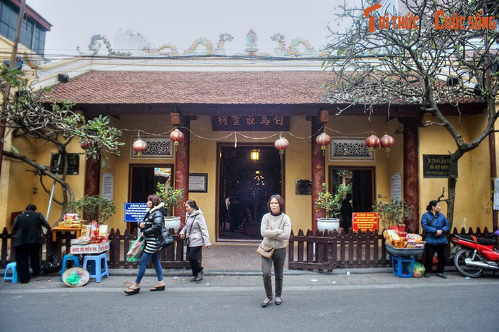 1. Nằm ở nhà số 76 phố Hàng Buồm, quận Hoàn Kiếm, đền Bạch Mã là ngôi đền trấn phía Đông trong Thăng Long Tứ trấn. Ngôi đền này thờ thần Long Đỗ, vị thần bảo hộ của kinh thành Thăng Long xưa, còn được dân gian gọi là thần Bạch Mã.