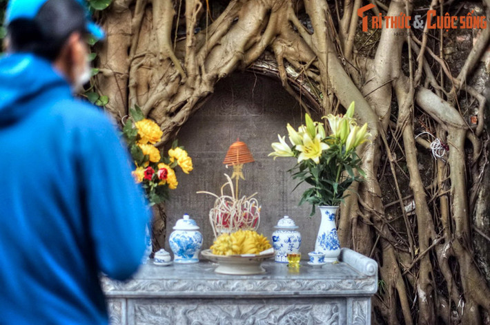 Vào thời Hậu Lê, Cao Sơn Đại Vương còn hiển linh giúp vua Lê Tương Dực dẹp nội thù, khôi phục nhà Lê. Do đó nhà vua cho xây đền, dựng bia để hương khói phụng thờ ngài, đặt đền làm trấn Nam kinh thành Thăng Long.