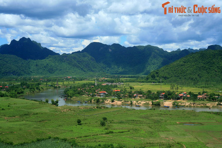 Chảy qua những dãy núi đá vôi trùng điệp ở Di sản thiên nhiên Phong Nha – Kẻ Bàng, sông Son còn được gọi là sông Troóc hay sông Tróc, là một trong những dòng sông có cảnh quan ngoạn mục nhất Việt Nam.