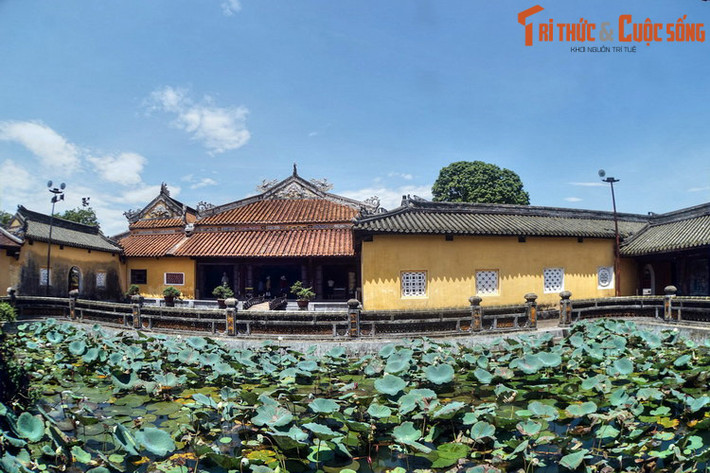 Khi đào lên kiểm biên có đến 60 hòm gỗ chứa đầy các thỏi bạc, 1 đồng tiền vàng và 1 đồng tiền đồng đỏ, 28 đồng tiền đồng và tấm bia đá khắc 16 chữ dịch nghĩa "Giáp Ngọ ngày tốt, mười vạn bạc ròng, lưu làm quốc dụng, ai dám riêng lòng". Ảnh: Cung Diên Thọ ở Đại Nội Huế.