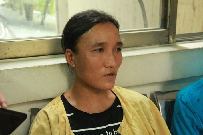 Chị Nguyễn Thị Sinh (em dâu chị Nhâm) cho biết ở quê nhà, ai cũng bất ngờ trước thông tin chị Nhâm bị tạt axit, bởi nạn nhân không có bất kì thù oán với ai: “Mấy hôm nay chị ấy đau rát vì vết bỏng tôi luôn phải bên cạnh, tâm lý chị ấy cũng sợ hãi vì sợ bị đối tượng lạ mặt tiếp tục gây hại. Gia đình tôi mong cơ quan công an sớm bắt được nghi phạm”.