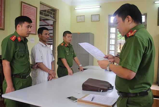 Ngày 1/9, Công an tỉnh Hòa Bình đã tạm giữ Nguyễn Trọng Lộc (SN 1969, trú huyện Chương Mỹ, Hà Nội) và Nguyễn Văn Cảnh (SN 1988, quê Bình Phước) để điều tra vụ tạt axit nữ phụ bếp ở huyện Cao Phong (Ảnh: Đối tượng Nguyễn Trọng Lộc bị bắt).