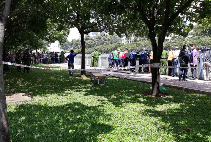 Trước đó vào sáng 8/7, bạn cùng phòng trọ với chị Uyên từ quê lên đến phòng trọ trong hẻm 325 đường Bạch Đằng (phường 15, quận Bình Thạnh, TP HCM) thì phát hiện nạn nhân nằm gục chết trong vũng máu ở phòng trọ.