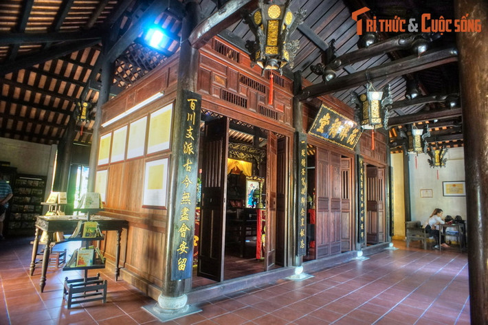 Về tổng quan, nhà có ba gian hai chái với chiều sâu năm nhịp. Không gian thờ cúng khép kín, quây quanh bằng vách gỗ, nằm gọn trong nhịp giữa và ba gian giữa của ngôi nhà.