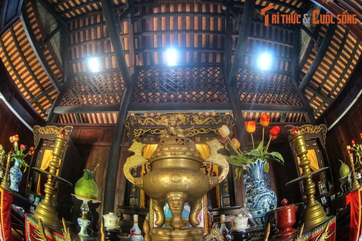 Lớp ngoài cùng là nơi đặt bát hương chung (hội đồng), lư, đèn, nồi giác, chén để đựng nước, rượu khi cúng...