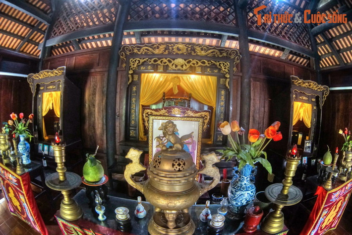Ở Hội An, ý thức kính trọng ông bà tổ tiên luôn được đề cao bên cạnh tín ngưỡng thờ thần, Phật... và bàn thờ trong nhà là một trong những chuẩn mực quan trọng để đánh giá gia phong, nền nếp của một gia đình, tộc họ.
