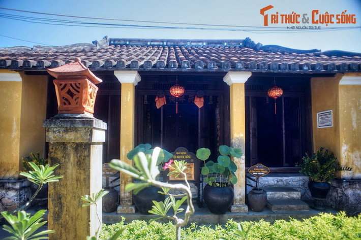 Nằm ở số 8/2 đường Nguyễn Thị Minh Khai, TP Hội An, nhà thờ tộc Nguyễn Tường được xây năm 1806, thường được người dân địa phương gọi là Dinh Ông Lớn. Đây là di tích có giá trị đặc biệt, gắn với sự phát tích của dòng họ Nguyễn Tường ở phố cổ Hội An.