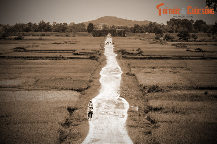 4. “Lời nguyền” thành chỉ tồn tại 6 năm. Tương truyền, Hồ Quý Ly rất tâm đắc khi lựa chọn vùng đất xây thành và xem nơi này là “Thạch bàn long xà - Lục thập niên ký”, nghĩa là “Đất rồng chầu, rắn cuộn vững như bàn thạch, ở được 60 năm”.
