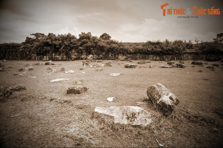 Nghe tin dữ, Bình Khương đến đây thảm thiết khóc chồng, rồi đập đầu vào đá. Lạ thay phiến đá nơi nàng tuẫn tiết lõm xuống theo vết đầu nàng đập và vết tay nàng tỳ. Người dân tiếc thương cho số phận nàng đã mang phiến đá về lập đền thờ.
