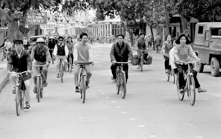 Người dân đạp xe trên phố Hàng Khay, 4/4/1973.