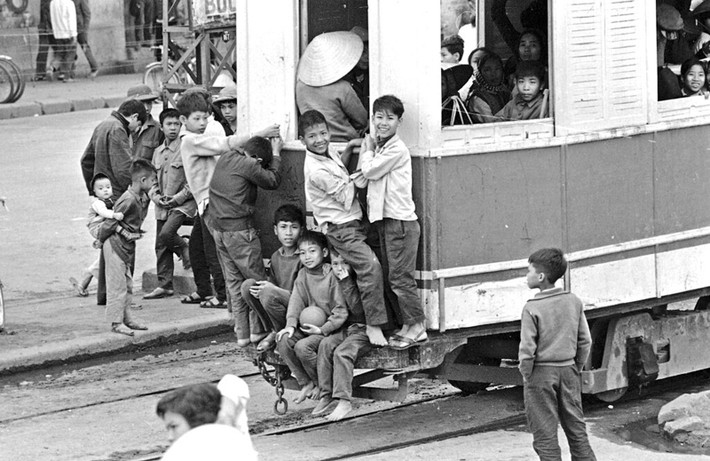 Một nhóm thiếu niên "bám càng" tàu điện, 2/4/1973.