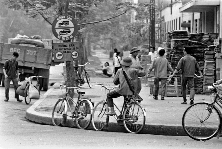 Một góc phố với biển cấm các loại xe tải, xe ca, xe súc vật kéo, xe bò, xe ba gác..., 4/4/1973.