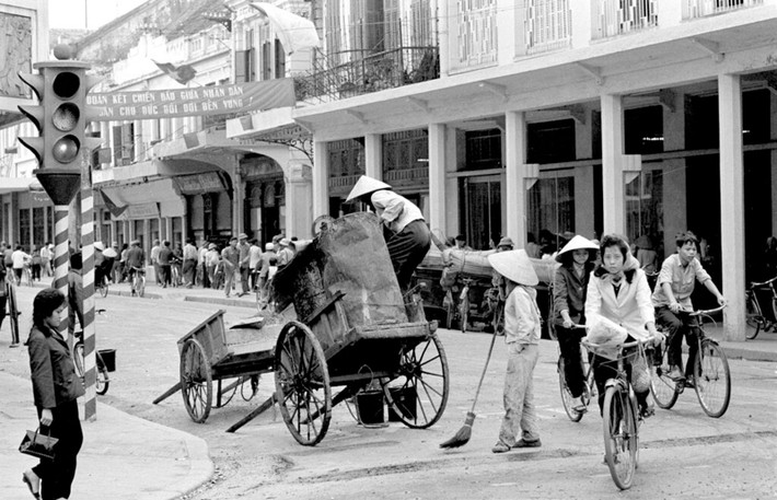 Công nhân vệ sinh làm việc ở góc phố Tràng Tiền - Đinh Tiên Hoàng, đối diện Bách hóa Tràng Tiền, 21/3/1973.