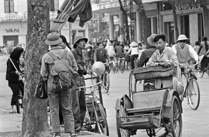 Những người đạp xích lô chờ khách ở bến xe điện bờ hồ, Hà Nội ngày 4/4/1973. Ảnh: Horst Faas/AP Photo.