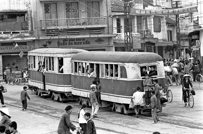 Những toa tàu điện chật kín người chạy qua phố cổ, 2/4/1973.