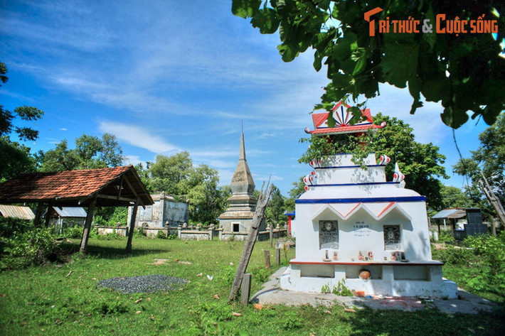 Ngoài mộ Vua voi, trong khu nghĩa địa còn nhiều ngôi mộ thuộc các thế hệ khác nhau của thợ săn voi Buôn Đôn.