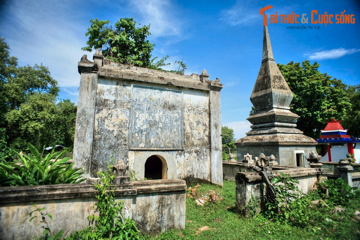 Cách ngôi nhà sàn cổ của Vua voi không xa có một nghĩa địa nằm giữa cánh rừng vắng bên bờ sông Đăk Krông. Trong nghĩa địa này có một ngôi mộ đặc biệt: Mộ của Vua voi Khun Yu Nốp.
