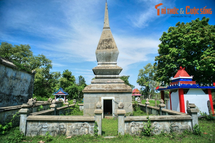 Tương truyền, R' Leo là một người kế vị xuất sắc của Vua voi. Ông đã góp phần làm cho mối quan hệ của buôn làng với triều đình nhà Nguyễn trở nên khăng khít khi tặng Bảo Đại một con voi trắng và thành lập cho vị vua này một đội voi săn "Hoàng Gia Bảo Đại".