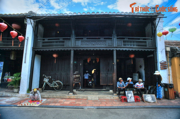 1. Nhà cổ Phùng Hưng (số 4 Nguyễn Thị Minh Khai) có tuổi thọ hơn 100 năm, là một trong những ngôi nhà cổ tiêu biểu ở phố cổ Hội An. Công trình thể hiện sự phát triển về kiến trúc và sự giao lưu giữa các phong cách kiến trúc Á Đông tại Hội An trong lịch sử.