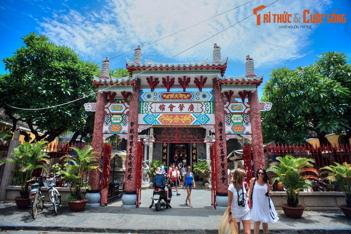 9. Hội quán Quảng Đông (176 Trần Phú) còn gọi là Hội quán Quảng Triệu, được xây dựng vào năm 1885. Công trình ban đầu thờ Thiên Hậu Thánh Mẫu và Đức Khổng Tử, sau năm 1911 chuyển sang thờ Quan Công và Tiền Hiền.