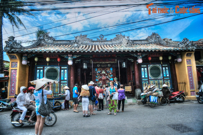 6. Miếu Quan Công (24 Trần Phú) còn được gọi là Chùa Ông, được người Minh Hương có nguồn gốc Trung Hoa và người Việt khởi dựng vào năm 1653. Ngôi miếu này thờ Quan Công, vị tướng nổi tiếng thời Tam Quốc, được coi là biểu tượng của trung hiếu, tiết nghĩa.