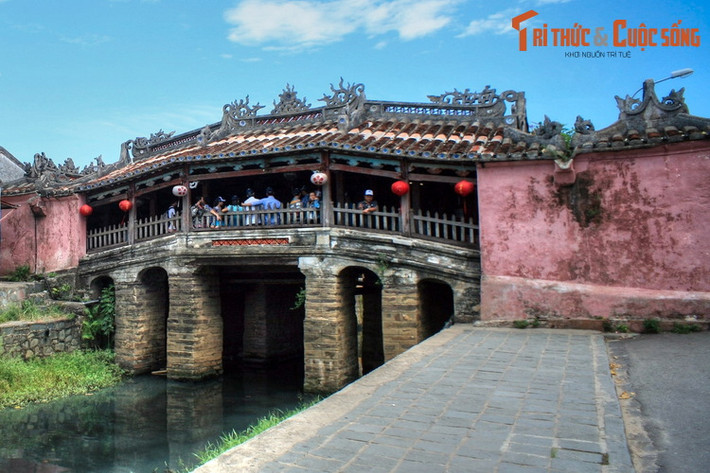 4. Chùa Cầu Hội An (186 Trần Phú) là công trình kiến trúc độc đáo và nổi tiếng bậc nhất phố cổ Hội An. Cây cầu này được các thương nhân người Nhật Bản góp tiền xây dựng vào khoảng thế kỷ 17.