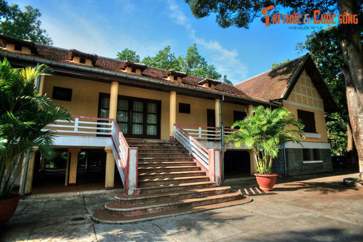 Từ 1949-1954, Bảo Đại thường xuyên tới đây vào đầu mùa mưa để nghỉ ngơi và săn bắn. Do đó, tòa nhà được người dân gọi là Biệt điện Bảo Đại.