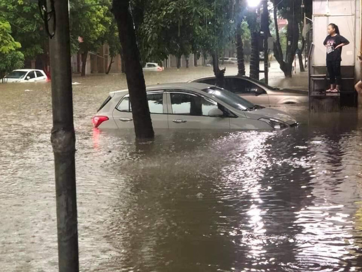 Sáng nay 10/9 nhiều người đã phải nghỉ việc vì không thể ra khỏi nhà. Xe máy thì bị ngập tới yên xe, ô tô ngập ngang cửa kính.