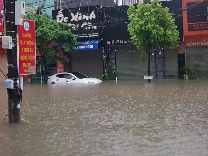 Do ảnh hưởng của rãnh áp thấp qua Bắc Bộ kết hợp với hội tụ gió trên cao nên cơn mưa lớn ở Thái Nguyên kèm theo sấm sét, lượng mưa bình quân trên 100mm.