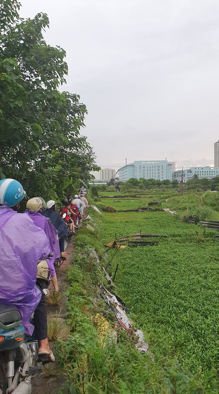 Đường tắc kinh hoàng do mưa khiến người dân phải tìm những con đường tắt, đi ngang qua ruộng để đến cơ quan, trường học và nơi làm việc.