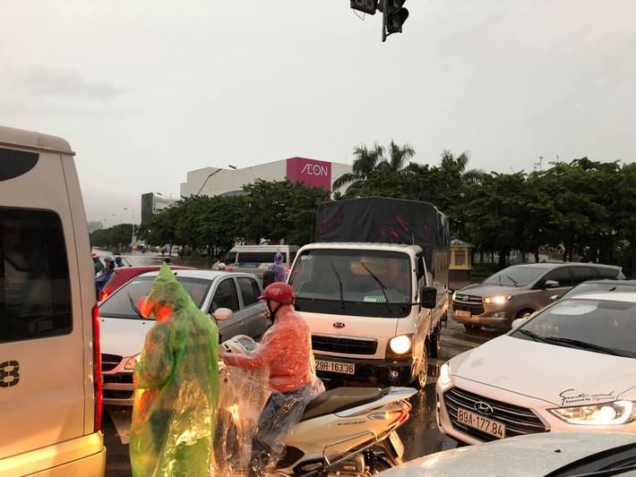 Sáng 10/9 tại khu vưc AEON Mall Long Biên (đường Cổ Linh, phường Long Biên), cơn mưa lớn đã làm giao thông hỗn loạn.