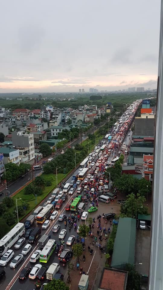 Trên cầu Vĩnh Tuy tắc cứng cả 2 chiều trong sáng sớm nay.