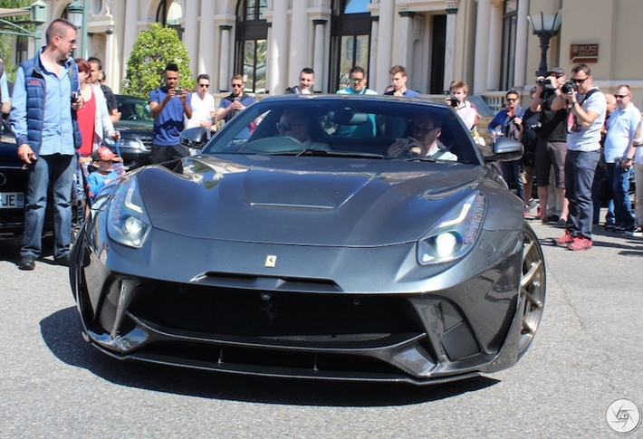 Ở phía trước, mỗi chiếc F12Berlinetta được trang bị gói độ của Onyx Concept đều sở hữu "bộ mặt" mới đầy dữ dằn bởi các khe hút gió làm mát trên cản trước và cánh khuếch tán khí động học bằng sợi carbon ốp dưới cản. Mẫu cản trước với tên gọi Aero F2X này có thể được mua rời.