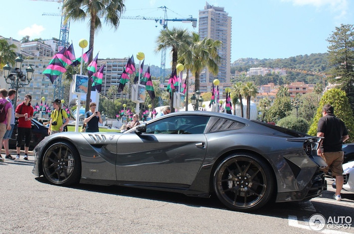 Nằm ở phía trên dè trước và cửa kính sau, Onyx Concept đã trang bị cho siêu xe Ferrari những "mang" khí động học lấy cảm hứng từ cá mập, bên cạnh nẹp ốp bằng sợi carbon chạy dọc thân xe. Bộ mâm đúc 5 cánh kép với đường kính 21 inch phía trước và 22 inch phía sau cũng khiến vẻ ngoài của F12Berlinetta trở nên thể thao hơn.