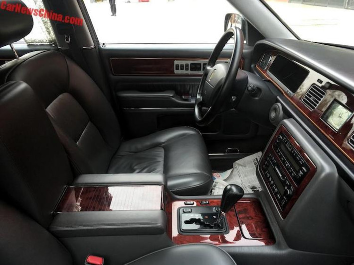 Dù là mẫu xe siêu sang cao cấp nhất và duy nhất tới từ Nhật Bản nhưng Toyota Century không có nội thất xa hoa như những Rolls-Royce hay Bentley. Thay vào đó, cabin của chiếc xe được thiết kế theo hướng giản dị, không phô trương.