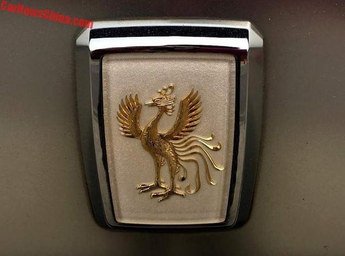 Là một mẫu xe Toyota nhưng Century không có bất kỳ một logo Toyota nào ở ngoại thất. Thay vào đó, chiếc xe sử dụng logo chữ C viết theo font Gothic đặt trên vòng nguyệt quế, đi kèm với biểu trưng hình phượng hoàng - "linh vật" đại diện cho Hoàng gia Nhật Bản,