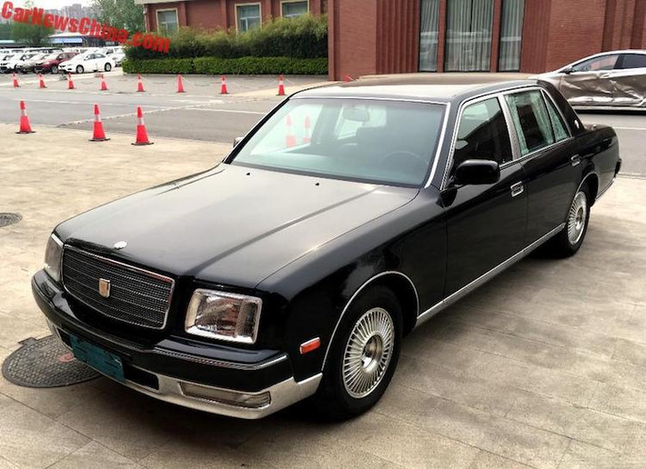 Chỉ dành cho thị trường nội địa Nhật, sedan Toyota Century là dòng xe với động cơ nhiều xi-lanh nhất, sang trọng nhất và đẳng cấp nhất mà Toyota từng chế tạo trong lịch sử. Dòng xe này rất ít khi xuất hiện và được biết tới ở các quốc gia khác ngoài Nhật, tuy nhiên mới đây một người yêu xe đã "chộp" được chiếc Century thế hệ thứ 2 tại Trung Quốc.