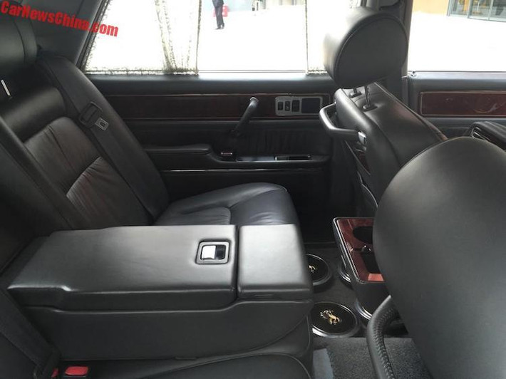 Những chiếc Toyota Century thường có nội thất được bọc lông cừu thay vì da như những mẫu xe sang trọng khác, do vật liệu này không tạo tiếng ồn khi người ngồi cử động. Tuy nhiên chiếc xe bị bắt gặp tại Trung Quốc này đã được chủ nhân đặt hàng nội thất da truyền thống. Ngay cả các cửa xe cũng được thiết kế để đóng êm nhất một cách có thể, với mô-tơ tự hít mỗi khi chốt trên cửa chạm vào khóa cài.