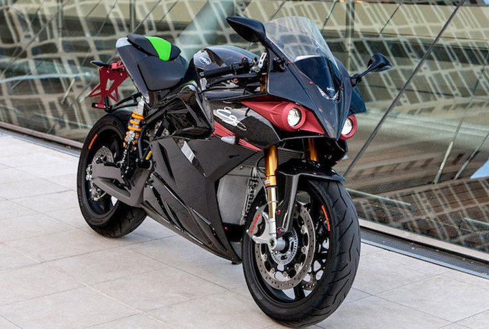 So với đời cũ, giá bán Energica Ego phiên bản 2017 sẽ không có sự thay đổi quá nhiều. Tại thị trường Anh, chiếc xe có giá khởi điểm 18.000 Bảng (tương đương 528 triệu đồng).