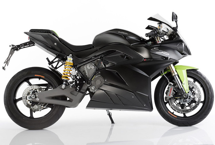 Về thiết kế, phiên bản Energica Ego 2017 không có sự thay đổi so với những model cũ. Với kiểu dáng sportbike đầy đủ quây gió và những đường nét thiết kế sắc sảo, Ego trông không khác gì những chiếc siêu môtô chạy xăng bình thường. Toàn bộ thân xe đã được làm từ sợi carbon để giảm trọng lượng.