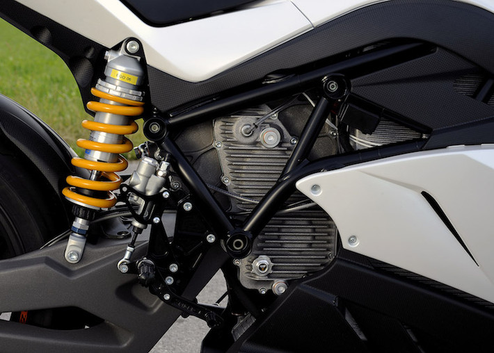 Cung cấp sức mạnh cho Energica Ego 2017 hoạt động vẫn là mô-tơ điện AC làm mát bằng dầu, nhưng đã được nâng công suất từ 136 lên thành 145 mã lực cùng mô-men xoắn cực đại 200 Nm. Có tốc độ tối đa giới hạn ở mức 240 km/h, nhưng cũng giống như những mẫu xe điện khác, Energica Ego 2017 sở hữu "nước đề" cực mạnh nhờ mô-men xoắn tối đa luôn "thường trực" ở mọi dải vòng tua từ 0 tới tối đa 4500 Nm.
