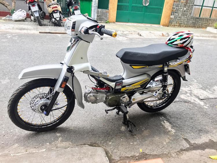 "Bước chân" vào thị trường Việt Nam từ đầu thập niên 90, dòng xe máy Honda Dream II đã trở thành một trong những dòng xe thành công nhất của hãng ở nước ta. Không chỉ được những người dân Việt Nam ủng hộ, mẫu xe này từ lâu cũng đã được dân chơi xe quan tâm độ lại, trong đó phổ biến nhất là phong cách độ kiểng.