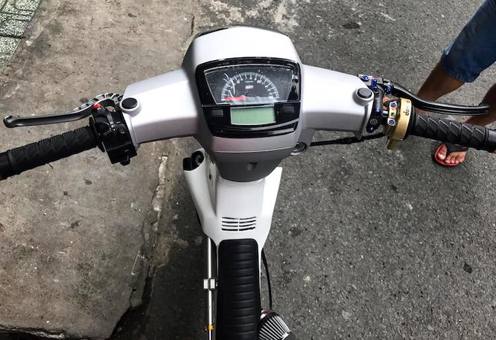 Nằm ở phía trên tay lái, chiếc xe đã sở hữu cùm công tắc rút gọn, cùm côn CRG GP, cùm phanh Brembo RCS17, cùm ga Domino, bao tay cùng cặp gù Takegawa. Tuy nhiên, để gắn được những chi tiết này, đèn xi-nhan nguyên bản của xe đã bị loại bỏ. Cụm đồng hồ Uma Racing được thiết kế dành riêng cho Dream II giúp chiếc xe có màn hình LCD đa chức năng và báo tua.