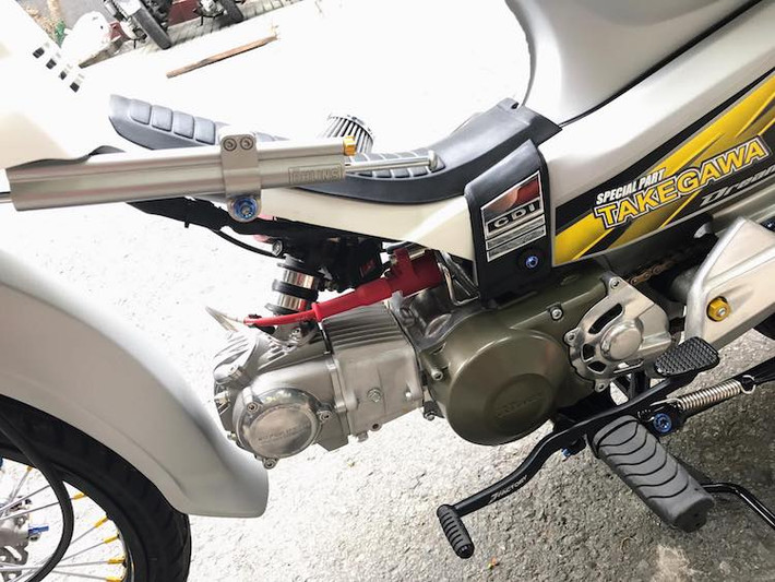 Dựa trên thiết kế động cơ nguyên bản của Honda, hãng Takegawa đã thiết kế lại toàn bộ quy lát, nòng xi-lanh, piston..., khiến cỗ máy này có trọng lượng cực nhẹ nhưng đạt công suất lên tới 22 mã lực, dù chỉ có dung tích 148 cc. Ngoài ra, bộ máy này còn có tới 5 số thay vì chỉ 4 số như máy Honda.