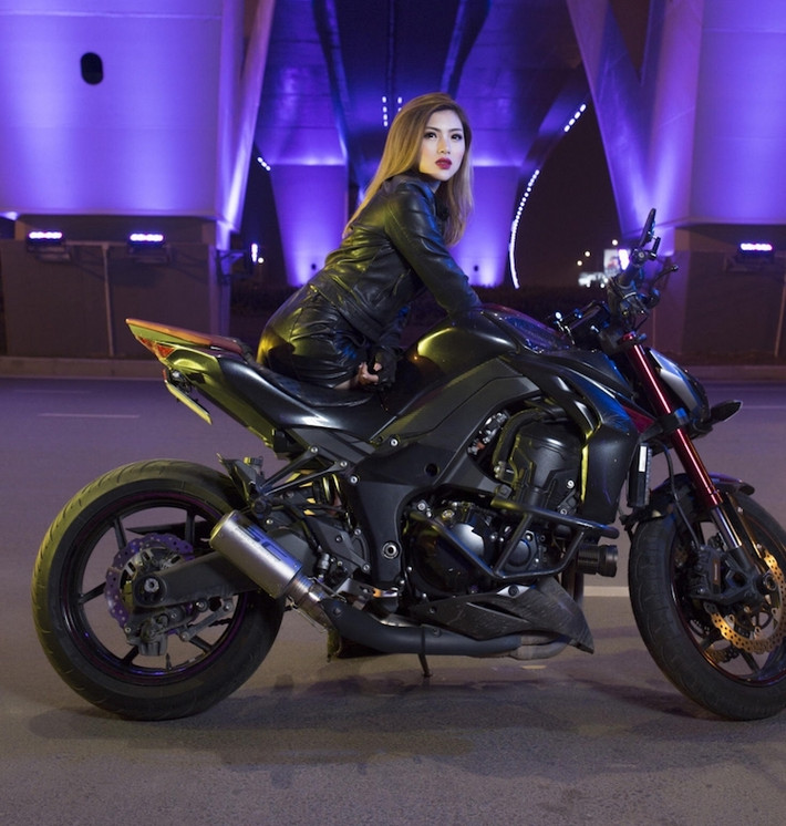 Thu "gạch" cũng là một nữ biker đúng nghĩa khi chiếc xe đầu tiên mà cô sở hữu là Yamaha R15 và hiện tại đang chạy MSX125. Cô cũng có thể "nài" những mẫu xe phân khối lớn do thường xuyên tham gia các buổi tập lái xe được những biker Hà Nội tổ chức vào cuối tuần.