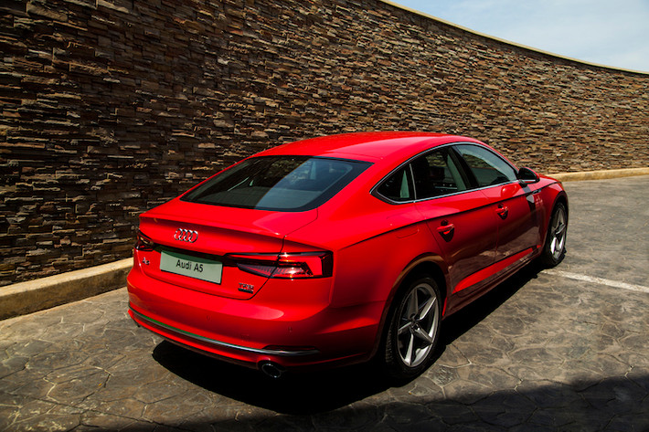 Phiên bản A5 Sportback ở Việt Nam có mâm đúc 5 cánh thể thao. Ở phía đuôi xe, phần đuôi của A5 Sportback có thiết kế gần như y hệt dòng coupe 2 cửa A5 đã ra mắt trước với cặp đèn LED thiết kế mảnh dẻ. Phần dưới cản sau của xe chỉ có một chút khác biệt so với A5. Xe có kích thước D x R x C lần lượt là 4733, 1843 , 1386 mm và trục cơ sở 2824 mm.