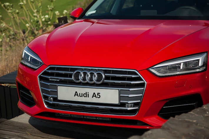 So với A4, phần đầu của A5 Sportback đã được hãng xe Audi thiết kế lại hoàn toàn. Phần trung tâm vẫn tiếp tục là lưới tản nhiệt lục giác rộng ngang, tuy nhiên các đèn pha và khe hút gió trên cản trước của A5 mới đều lớn hơn hẳn A4. Ngoài ra, nắp ca-pô của chiếc xe cũng được dập những đường gân nổi mới, đậm nét hơn.