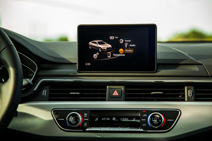 Nằm trên bảng táp-lô của xe là hệ thống thông tin giải trí MMI thế hệ mới của Audi với màn hình 7 inch, kết nối smartphone qua Apple Carplay/Android Auto, USB, Bluetooth... A5 Sportback cũng được trang bị sẵn hệ thống đèn LED nội thất điều chỉnh 30 màu theo tâm trạng. Một số tùy chọn khác gồm cửa sổ trời panorama, dàn âm thanh 3D Bang & Olufsen với 19 loa cho công suất 755 watt...