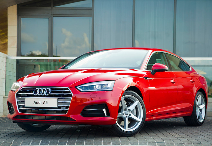 Dựa trên cơ sở nền tảng khung sàn của A4, A5 Sportback luôn được coi là phiên bản coupe 5 cửa (4 cửa bên, 1 cửa sau) của dòng sedan A4. Tuy nhiên với Audi A5 Sportback thế hệ mới, Audi đã thiết kế chiếc xe để khiến nó tạo ấn tượng mạnh hơn, khác biệt hơn so với chiếc A4.